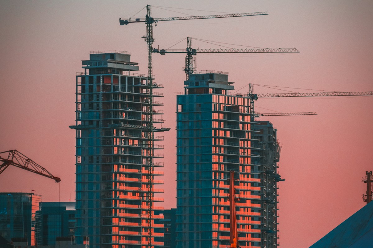 Yenilenen apartman binası ve inşaat iskelesi