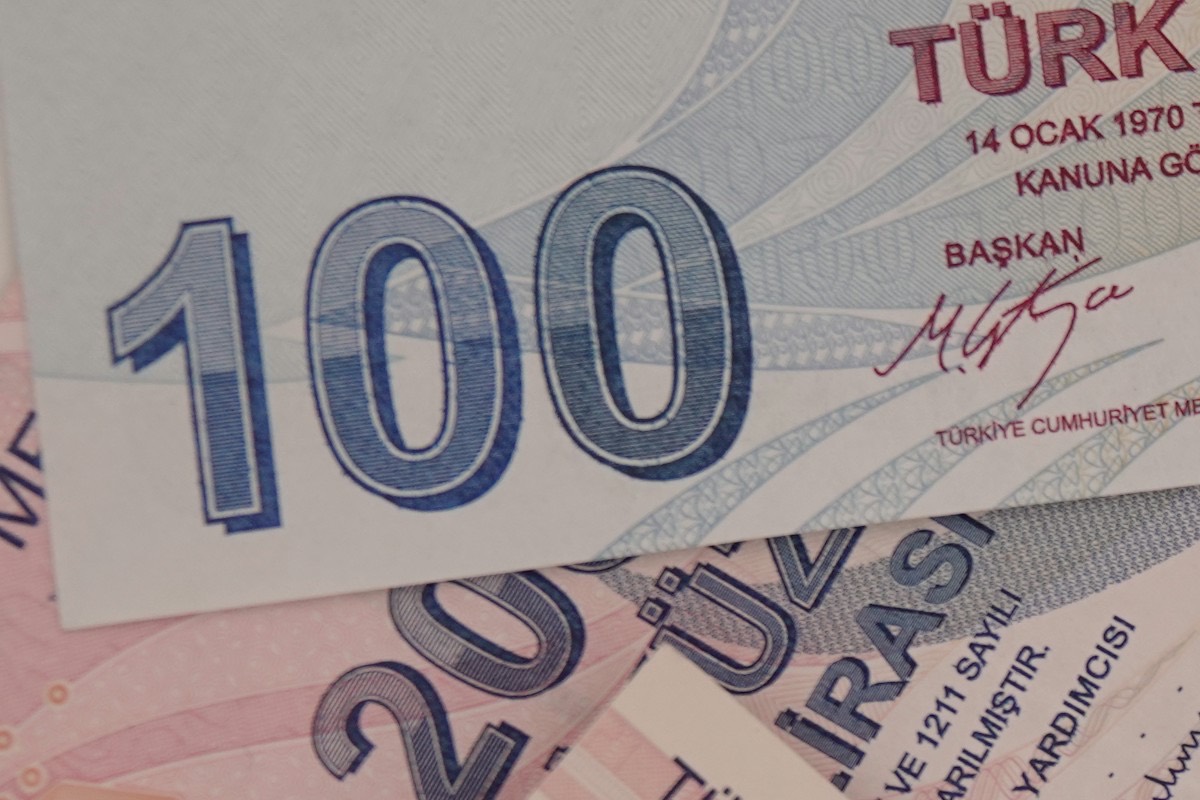 Aile bütçesini temsil eden hesap makinesi, defter ve madeni paralar