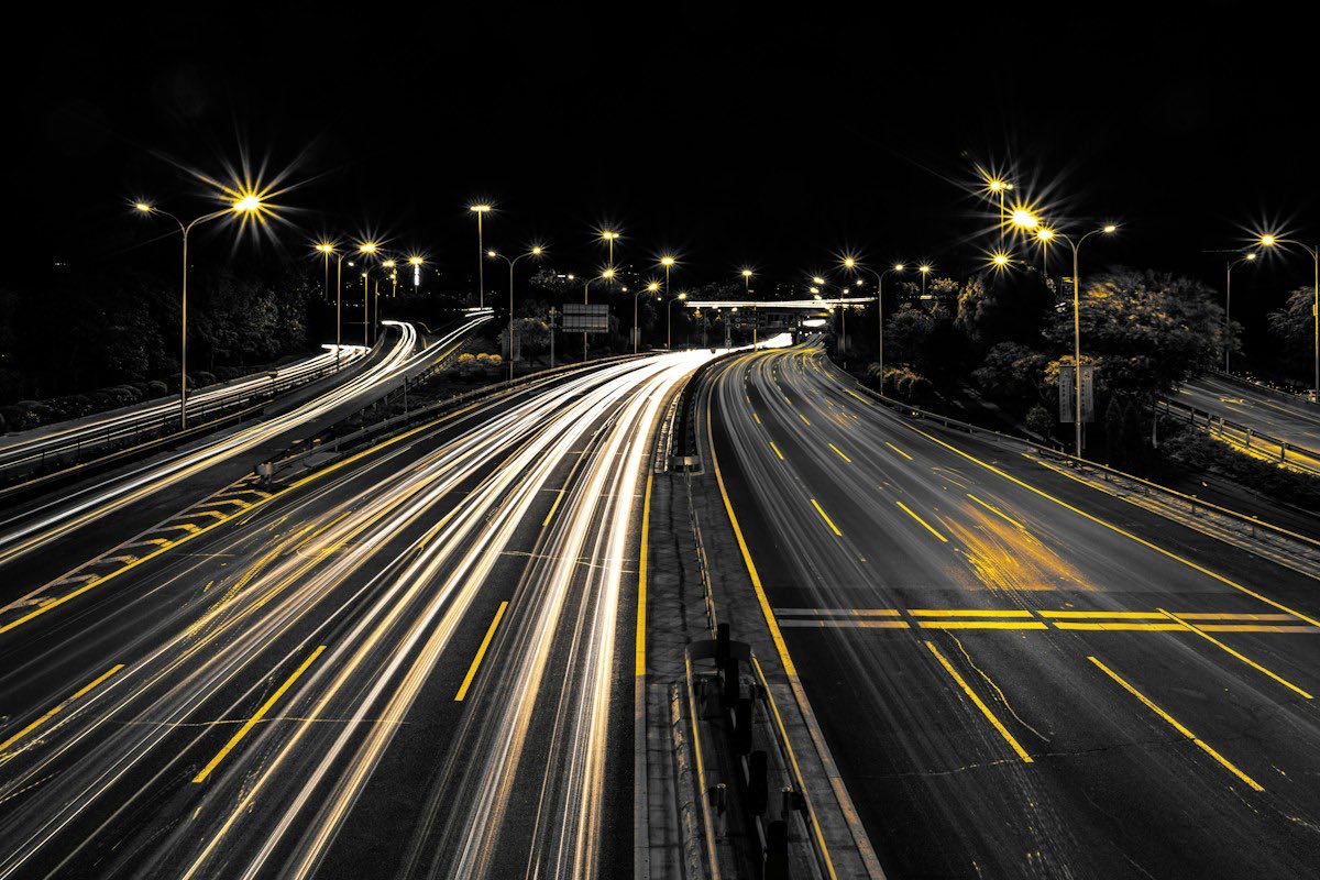 Trafik kazası sonrası yol kenarında hasarlı iki otomobil